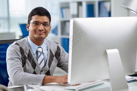ps软件在计算机上工作的微笑软件开发人员背景